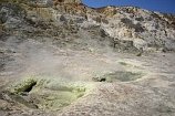 Dampfende Fumarolen im Stefanos-Krater auf Nisyros